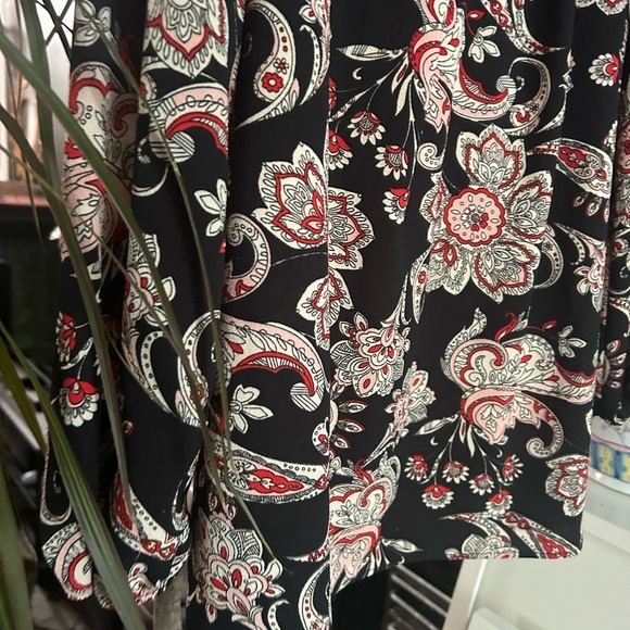 Faith and Joy Black and Red Floral Key Hole Blouse L - Picture 13 of 16